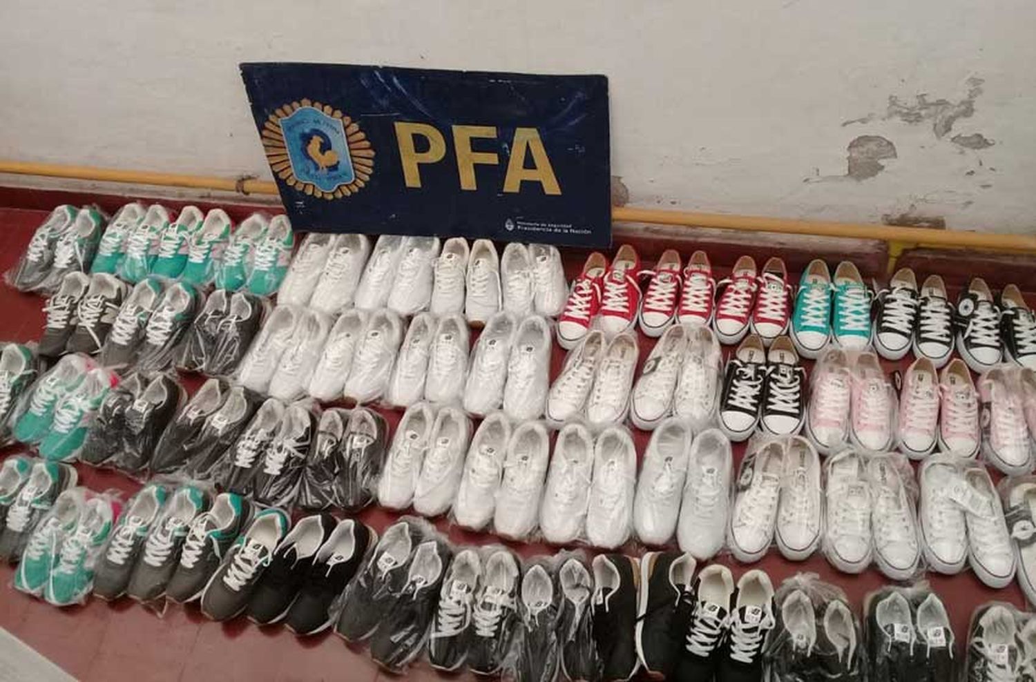 Vendían zapatillas y mochilas por Facebook pero estaban flojitos de papeles