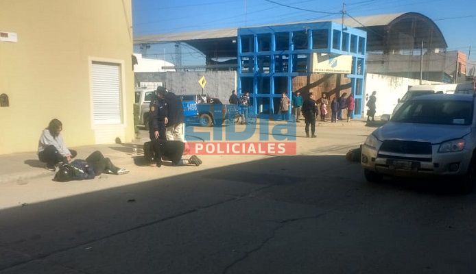 Choque entre una moto y una camioneta: madre e hija, hospitalizadas