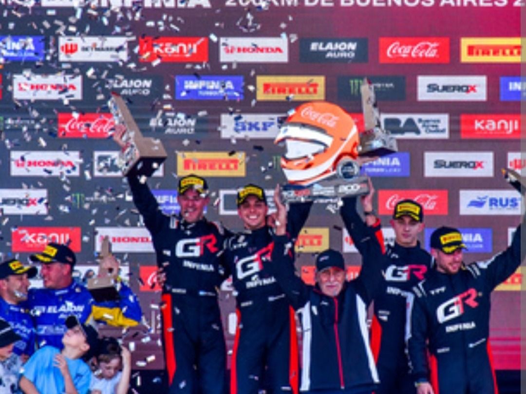 Rossi y Urrutia en el podio en Buenos Aires.