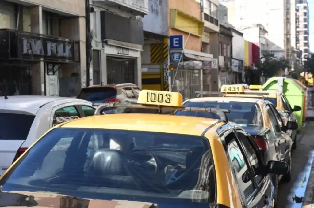Taxistas rosarinos piden una suba de tarifa y controles a remises truchos
