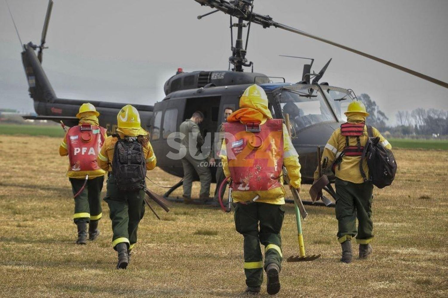 Brigadistas trabajan frente a Arroyo Seco para extinguir un foco ígneo 