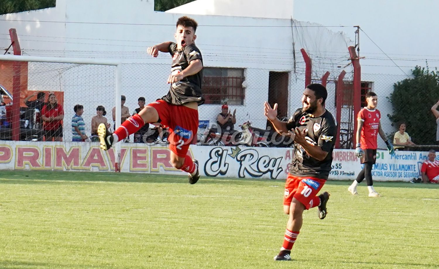 Festejo de gol de Gian Luca Forte, tras convertir un golazo para el 3 a 1 parcial