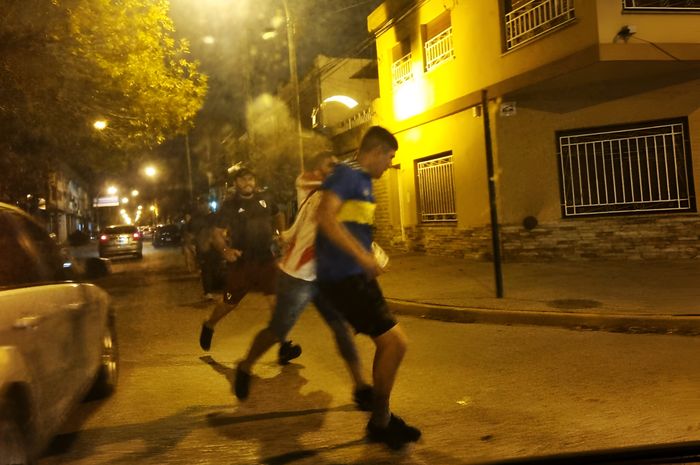 Se registraron piñas, patadas y corridas.