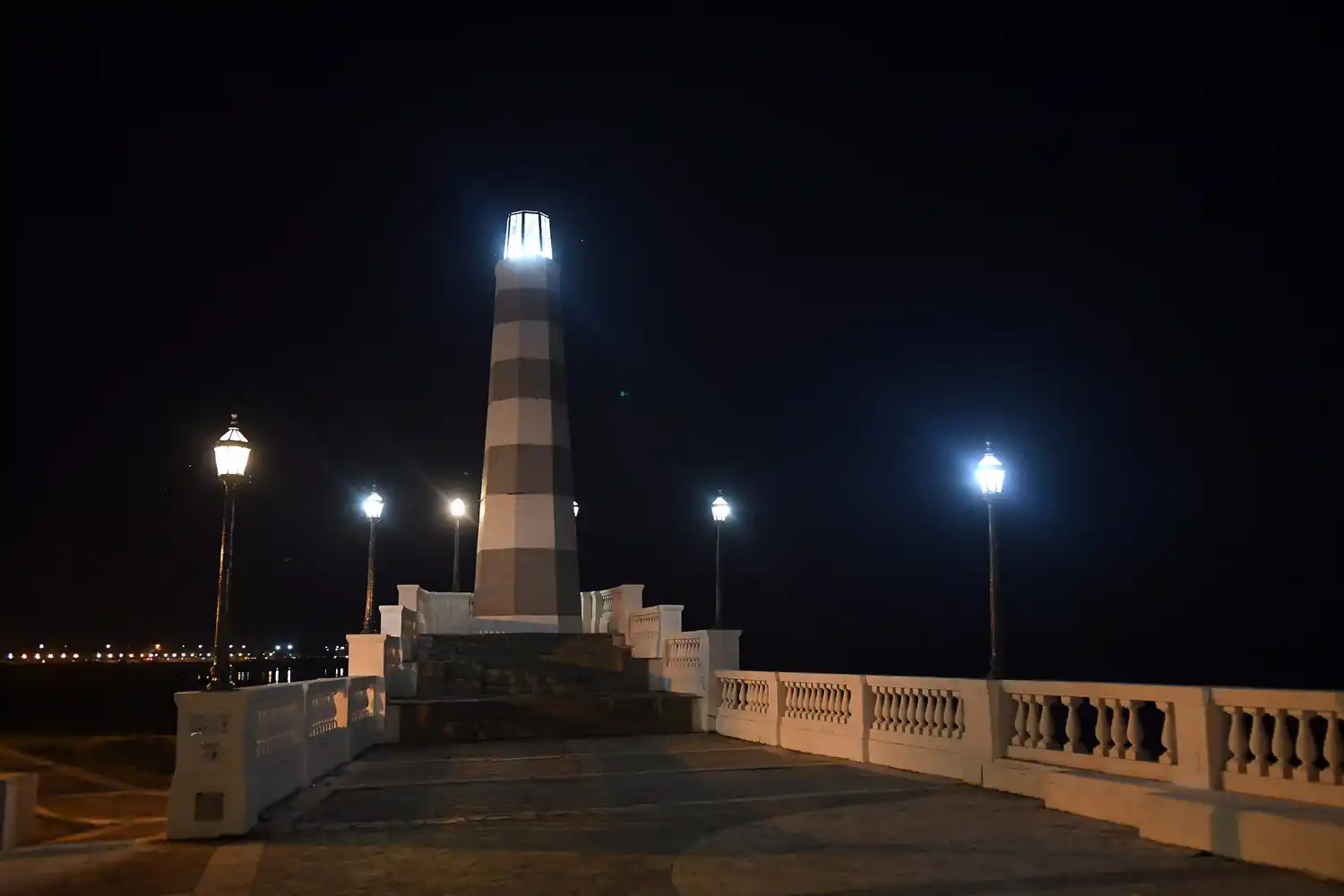 El Faro de la Costanera vuelve a brillar