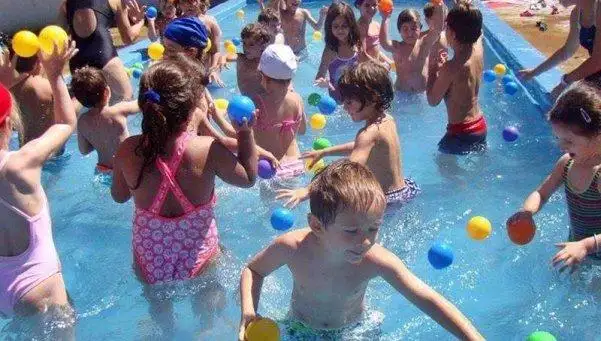 Las 3 afecciones a las que se exponen los chicos en la pileta