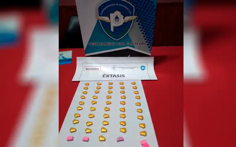 Ruta 9: interceptaron a tres hombres en un auto e incautaron más de 50 pastillas de éxtasis