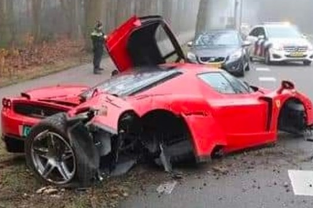 Salió probar una Ferrari edición limitada y chocó contra un árbol