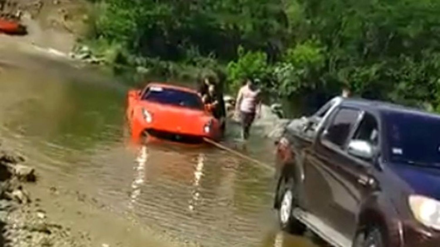 Video: Calculó mal y rompió el auto más caro del país en un vado de Córdoba