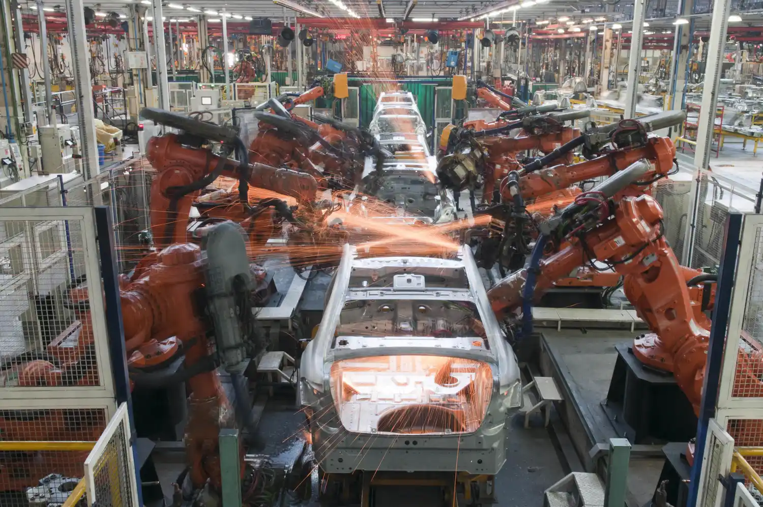 Algunas automotrices debieron suspender la producción por falta de insumos importados.