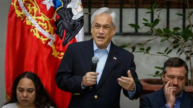 Piñera le pidió la renuncia a sus ministros y prometió levantar toque de queda
