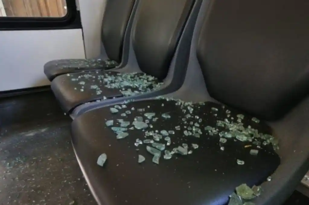 Violento ataque a piedrazos a un colectivo en Rosario