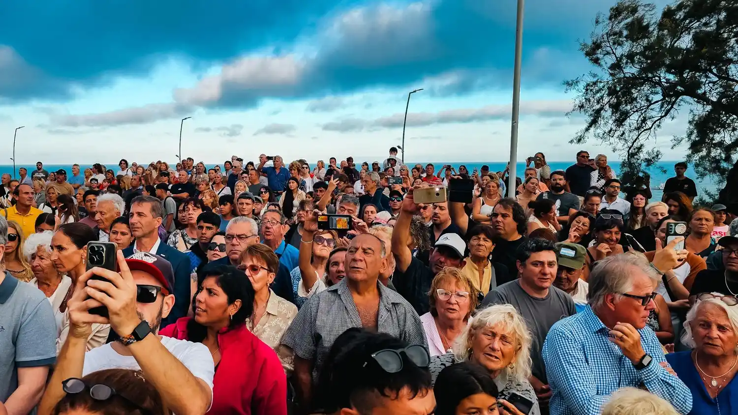 Una multitud presente celebrando en el Parque San Martín.