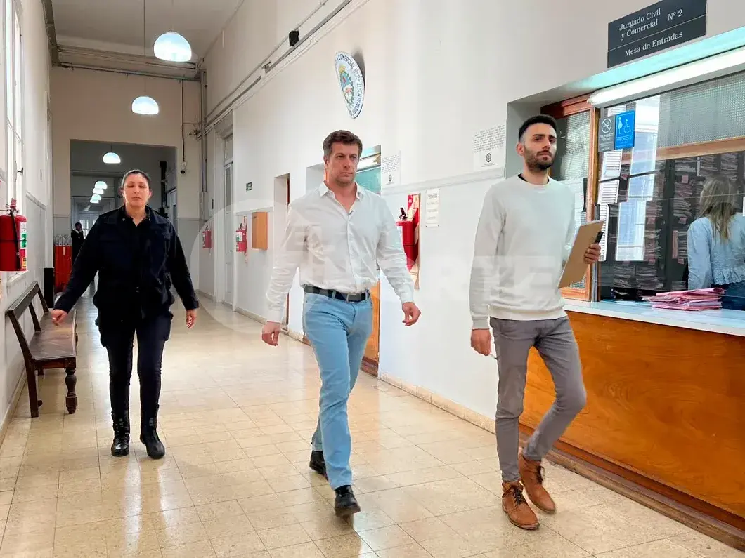 Ariel Rey en el acceso a la sala de audiencias donde declaró por más de cinco horas. Foto gentileza Diario El Norte.