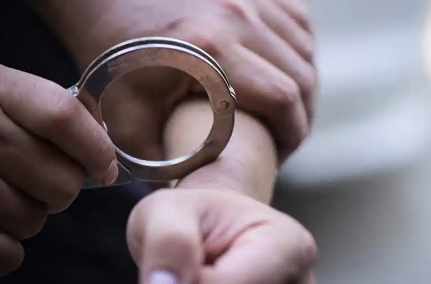 Lo detuvieron por pasear desnudo e ir casa por casa golpeando la puerta de los vecinos