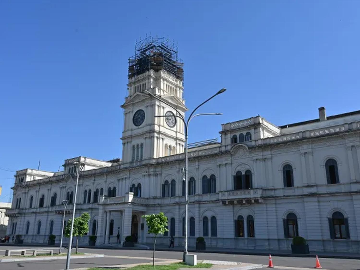 El gobierno provincial congela desde el próximo mes los salarios de funcionarios públicos