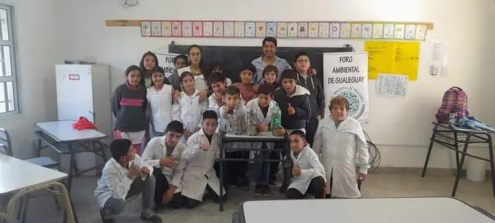 Ramón Velázquez junto a docente y alumnos de la Escuela 76.
