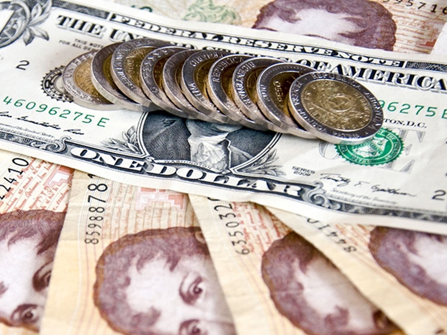 Cotización del dólar: Bajó el oficial y el blue estable
