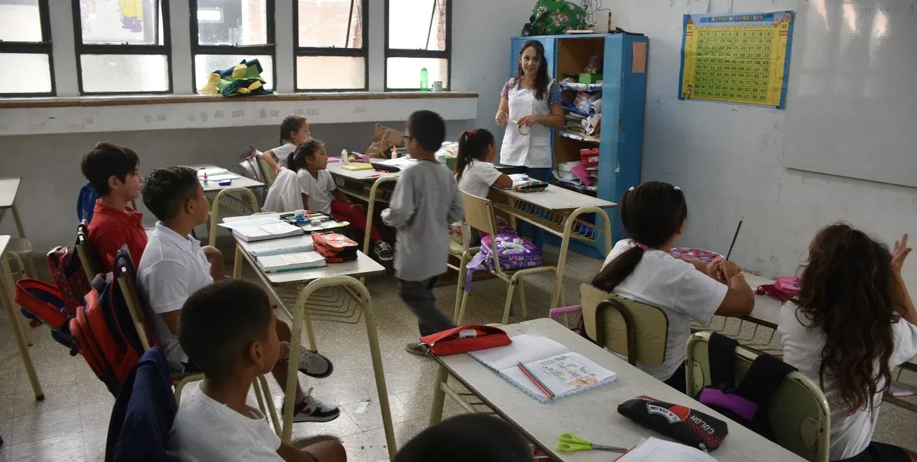 Los asistentes escolares deberán limpiar las escuelas el día anterior o una hora antes del ingreso escolar. Créditos: Flavio Raina