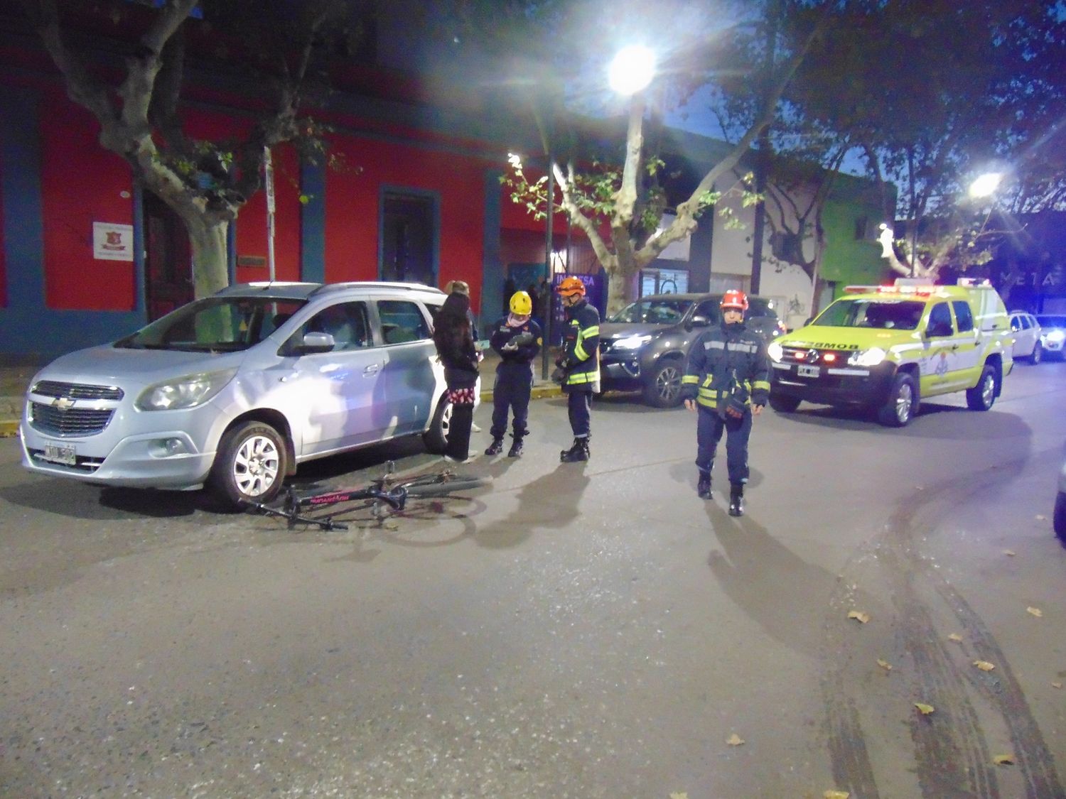 Los bomberos trabajaron junto a personal del Sies 107 asistiendo al joven accidentado.