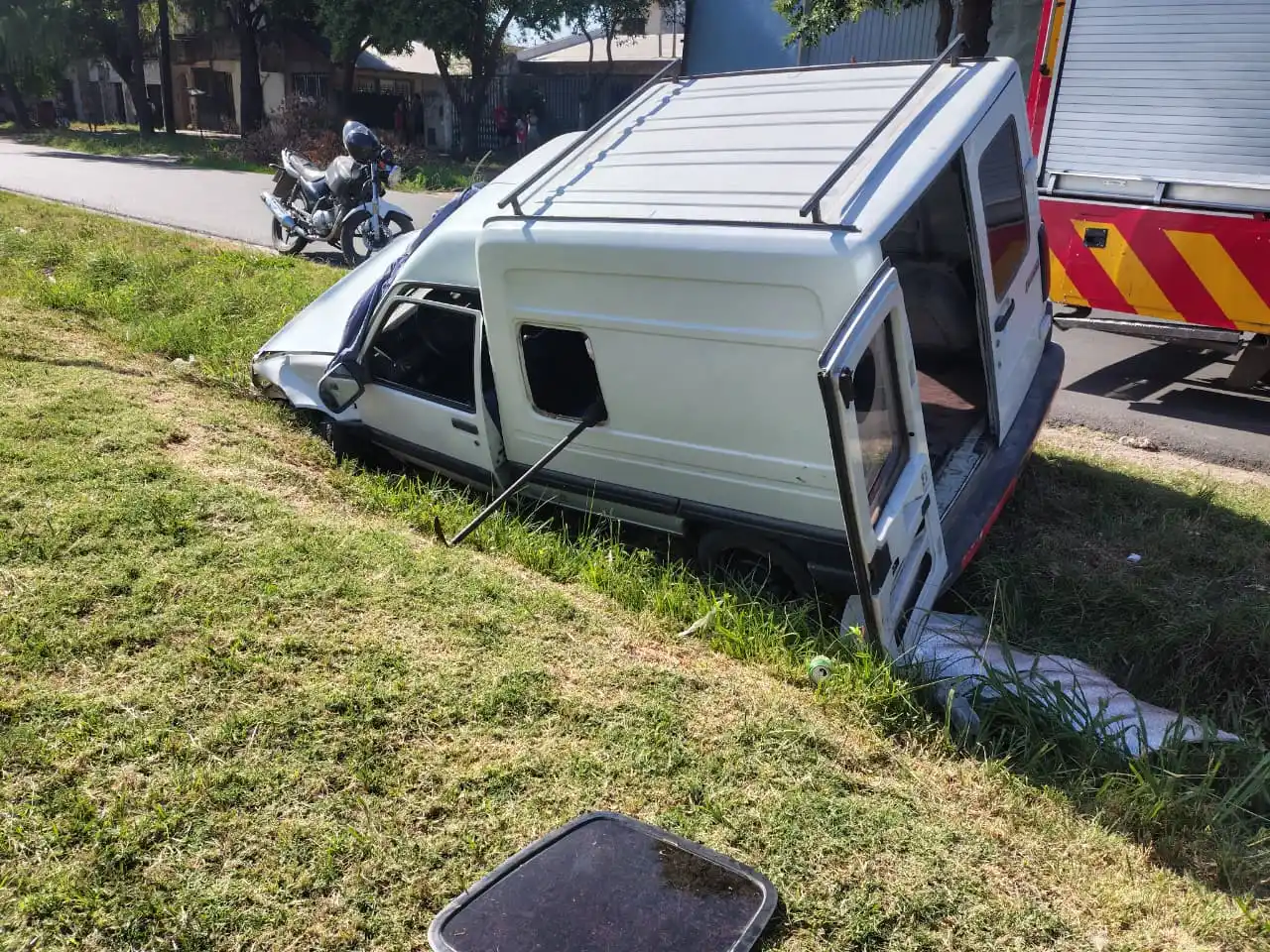 Un utilitario cayó adentro de una zanja en la zona sudoeste
