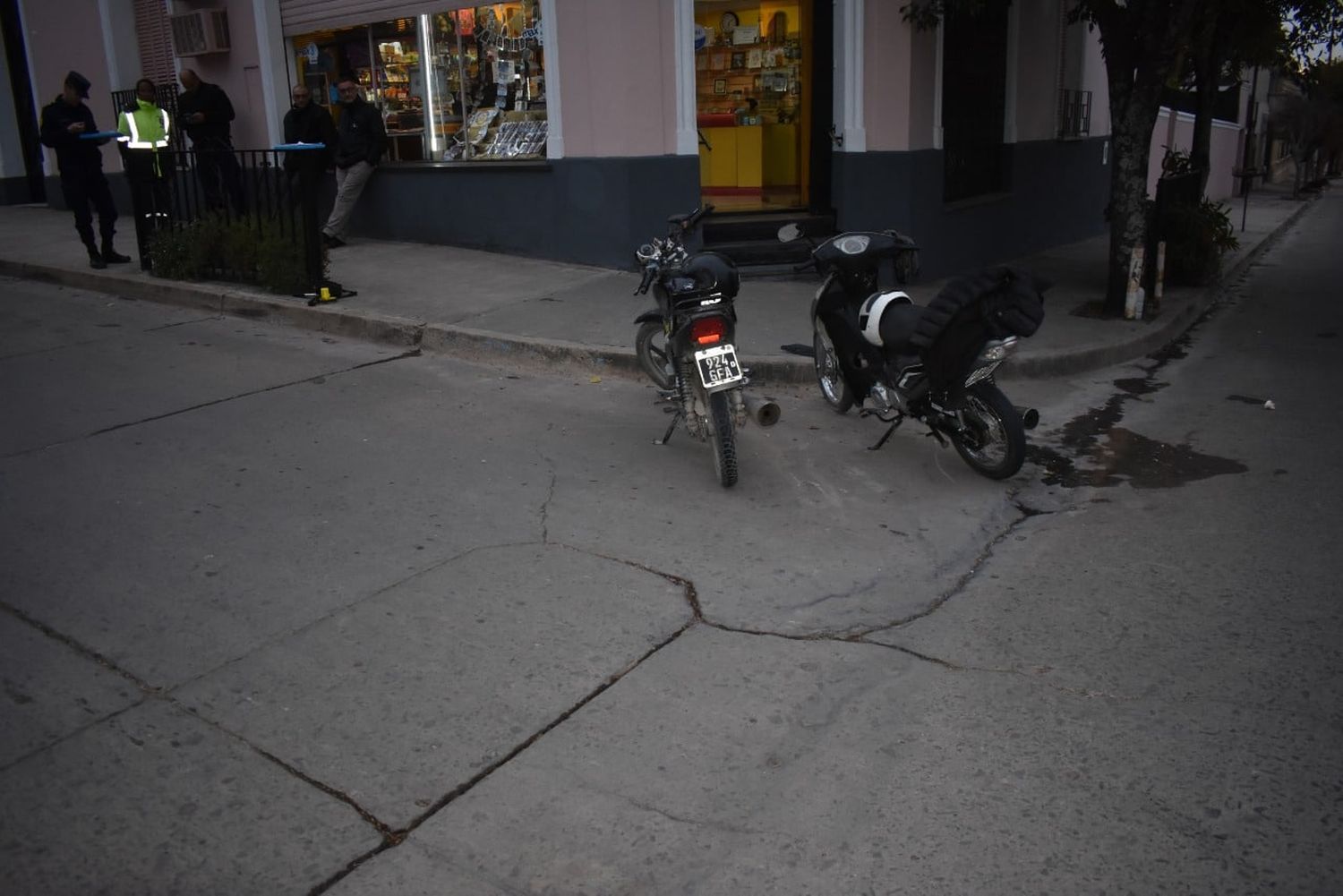 Colisionan dos motocicletas en esquina céntrica de Diamante