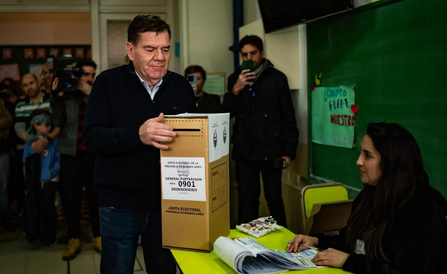 El intendente votó en el Instituto Stella Maris y destacó el buen funcionamiento del acto eleccionario.