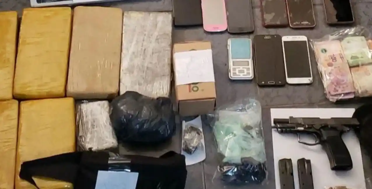 Insólito: cautivó a un hombre para vender drogas en su casa
