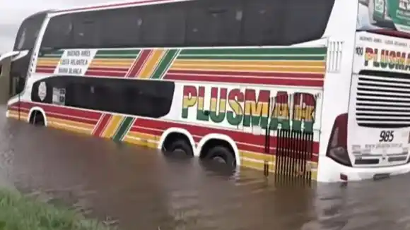 "Una ráfaga nos sacó de la ruta": un micro se fue a la banquina y quedó varado en una zanja inundada