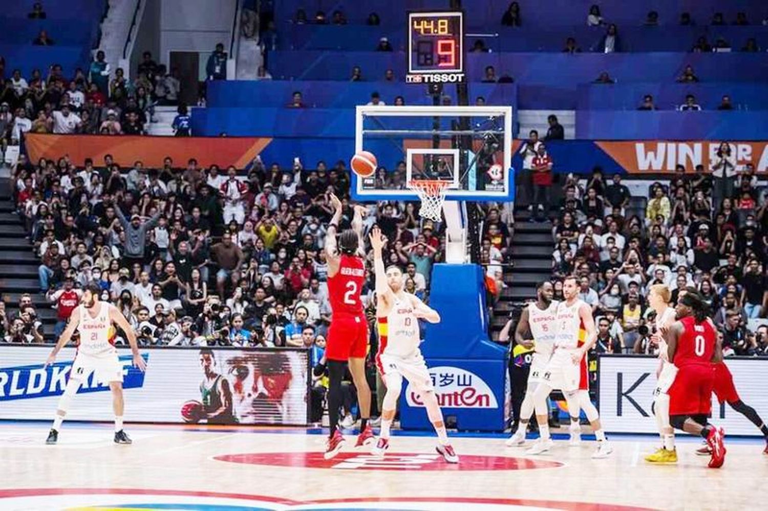 Triunfazo de Canadá para
dejar en el camino al campeón