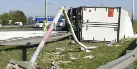 Lo perseguían a los tiros: volcó un camión cargado de electrodomésticos de una reconocida empresa