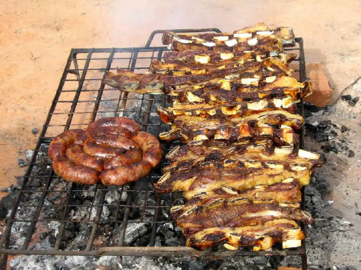 Afirman que los argentinos llevamos  más de 200 años comiendo asado  