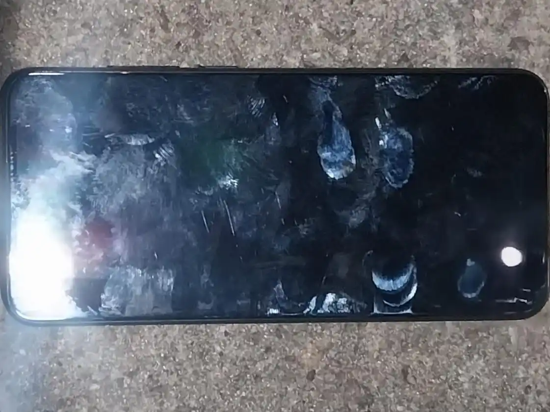 No supo desbloquear su celular: se lo secuestraron