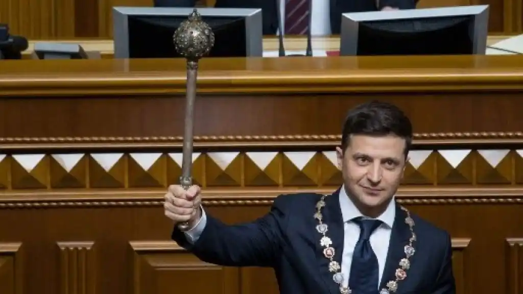 Volodimir Zelenski juró como presidente ucraniano y ordenó disolver el Parlamento