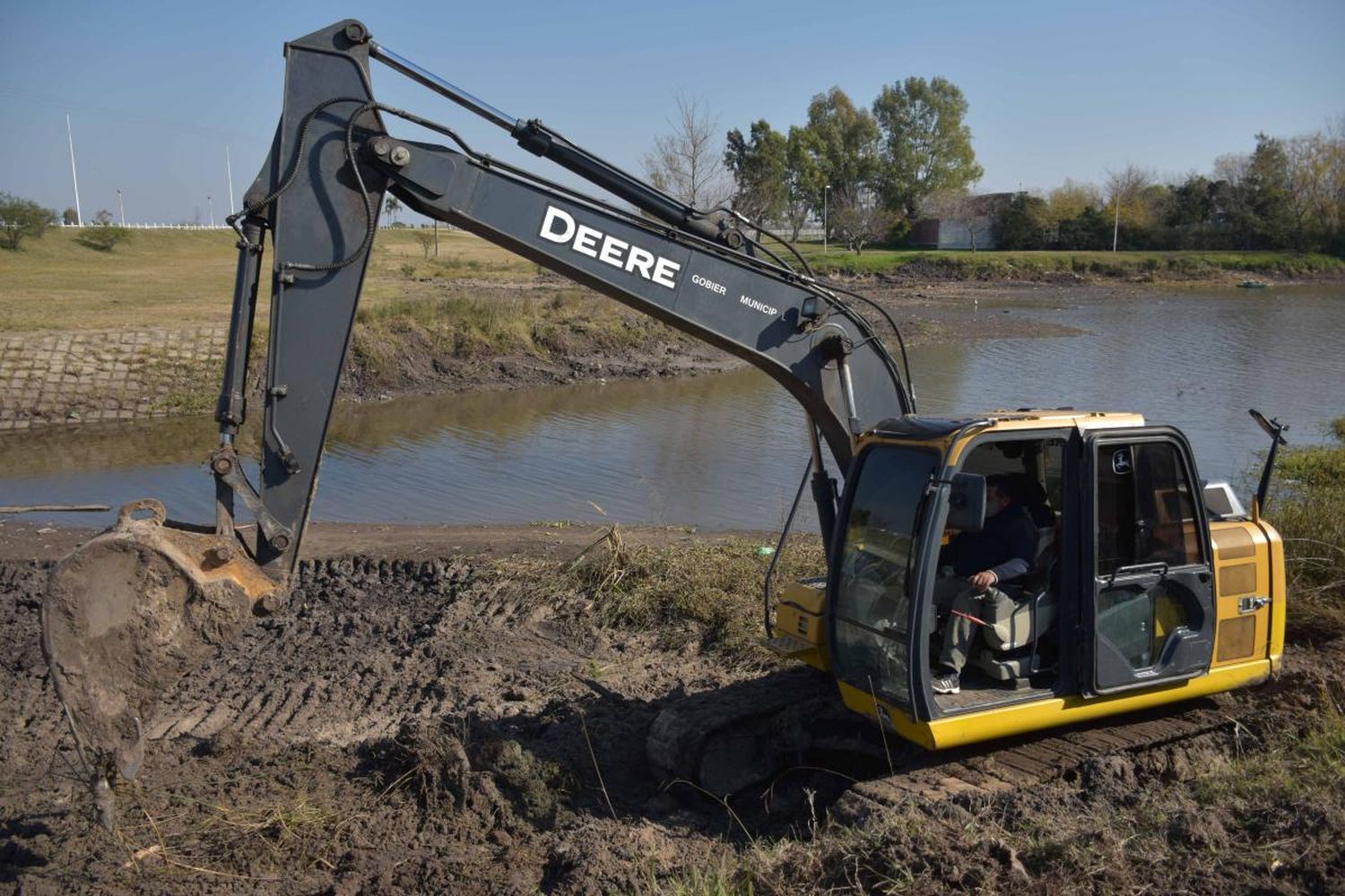 Comenzó la limpieza del Reservorio