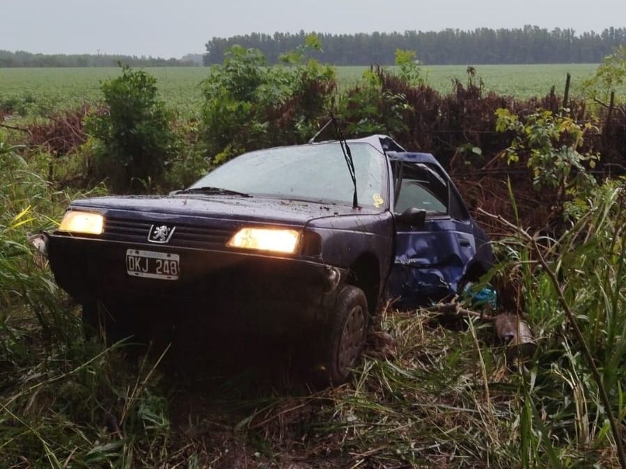 El Peugeot quedó a la vera de la ruta tras despistar y volcar sobre Ruta 191.