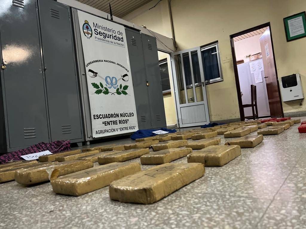 Viajaban en taxi con 69 kilos de drogas, evadieron un control y terminaron detenidos