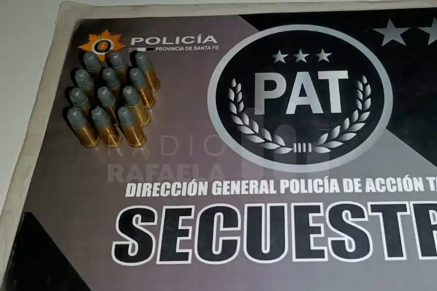 Efectivos policiales atraparon a un pibe de 15 años con 12 balas sin percutar en su poder