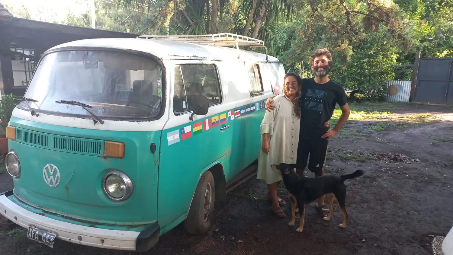 Carolina y Ezequiel junto a la combi con la cual recorrieron América.