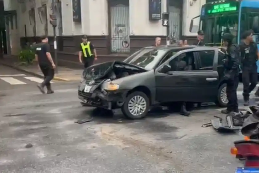 Inseguridad: un delincuente robó un auto en doble fila, chocó y huyó a pie