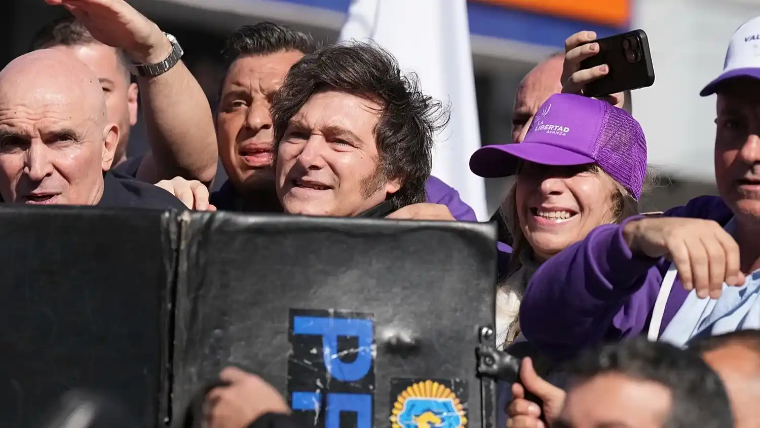 Milei durante la caravana en Lomas de Zamora