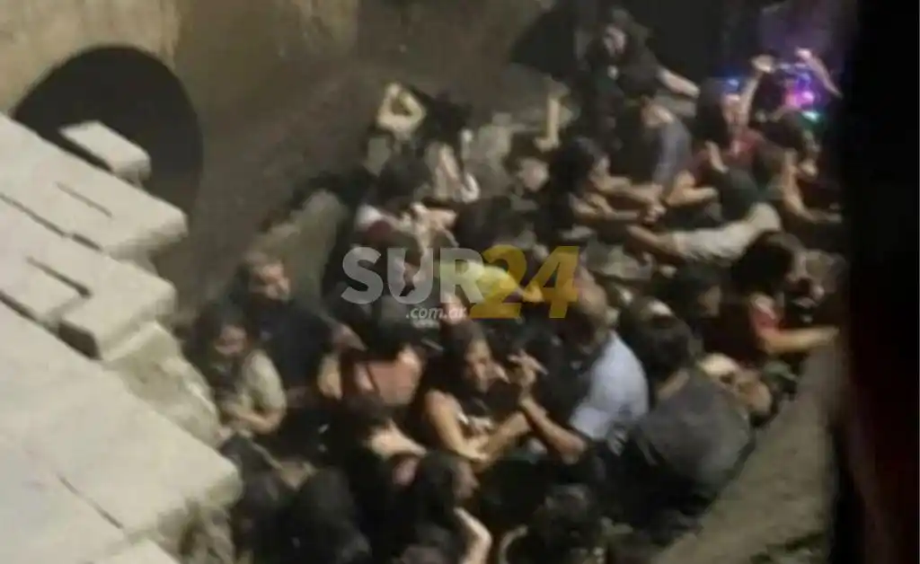 Un socavón se “traga” a más de 30 personas en pleno festejo navideño