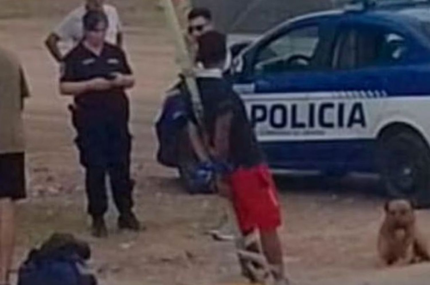 El delincuente fue atado de pies y manos a un poste.