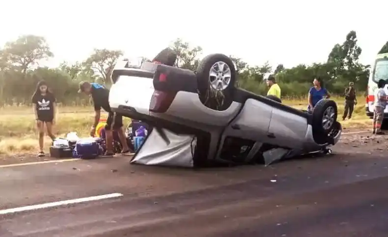 Volcó una camioneta en la Autovía Artigas con cinco adultos y un bebé