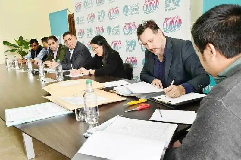 Jofré encabezó el acto de licitación para la 
ejecución de obras en el barrio Divino Niño