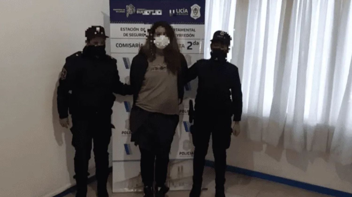 La quisieron detener, se resistió y le hizo pis en la cara a un policía