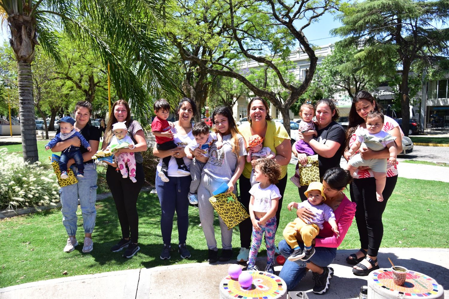 Las mamás y sus niños prematuros agradecieron el trabajo de enfermeras, médicos y todos los profesionales de la salud que intervienen en la neo