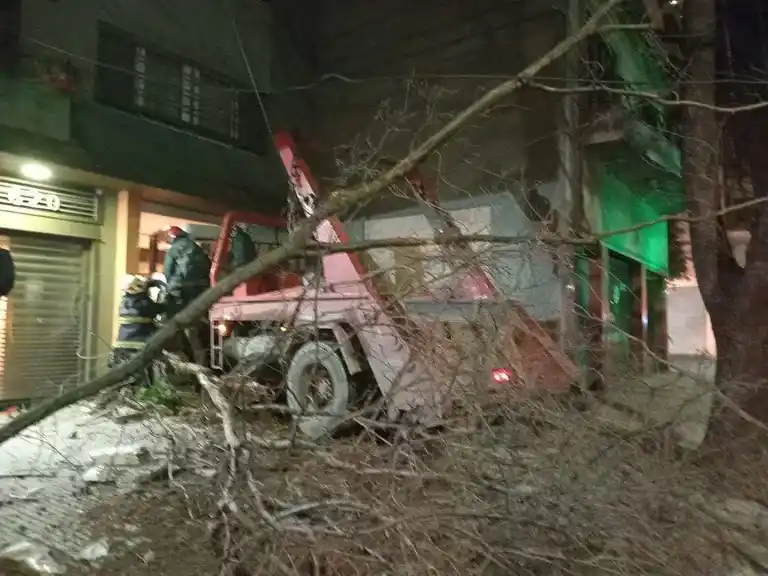 Accidente múltiple en Flores: un camión chocó contra dos autos y se incrustó en un edificio