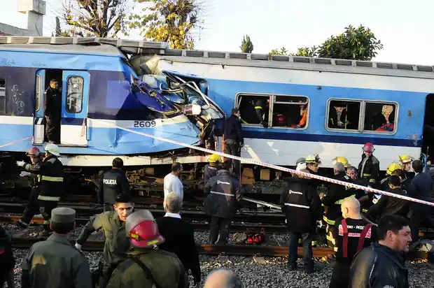 Grave accidente ferroviario en Castelar dejó tres muertos y unos 190 heridos