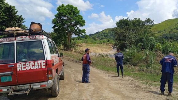 ¡Y SIN GASOLINA! Siguen rescatando cuerpos de Las Tejerías en los Valles del Tuy