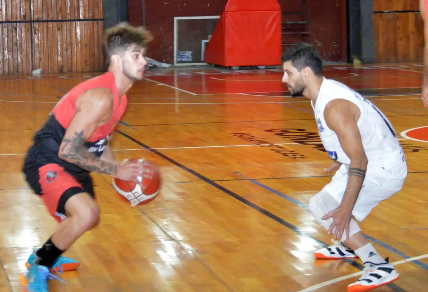 El duelo Pallotti-Lorenzo en el partido de la primera ronda.